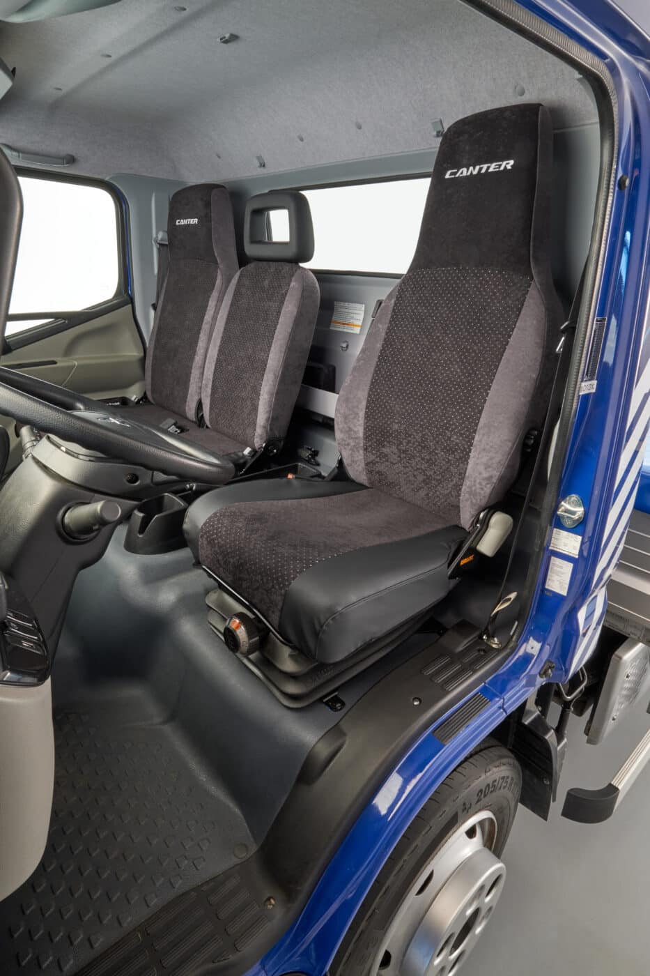 Poťah sedadla FUSO ponúka dokonalú ochranu interiéru pred opotrebovaním a nečistotami. Predlžuje životnosť sedadiel a svojím kvalitným vzhľadom prispieva k udržaniu hodnoty vášho automobilu Canter. Nový variant „ALCANTA & VINYL“ spája výhody oboch materiálov. Vďaka koženke v oblasti sedadla pre nastupovanie je originálne sedadlo chránené pred silnými zaťaženiami následkom častého nastupovania a vystupovania.