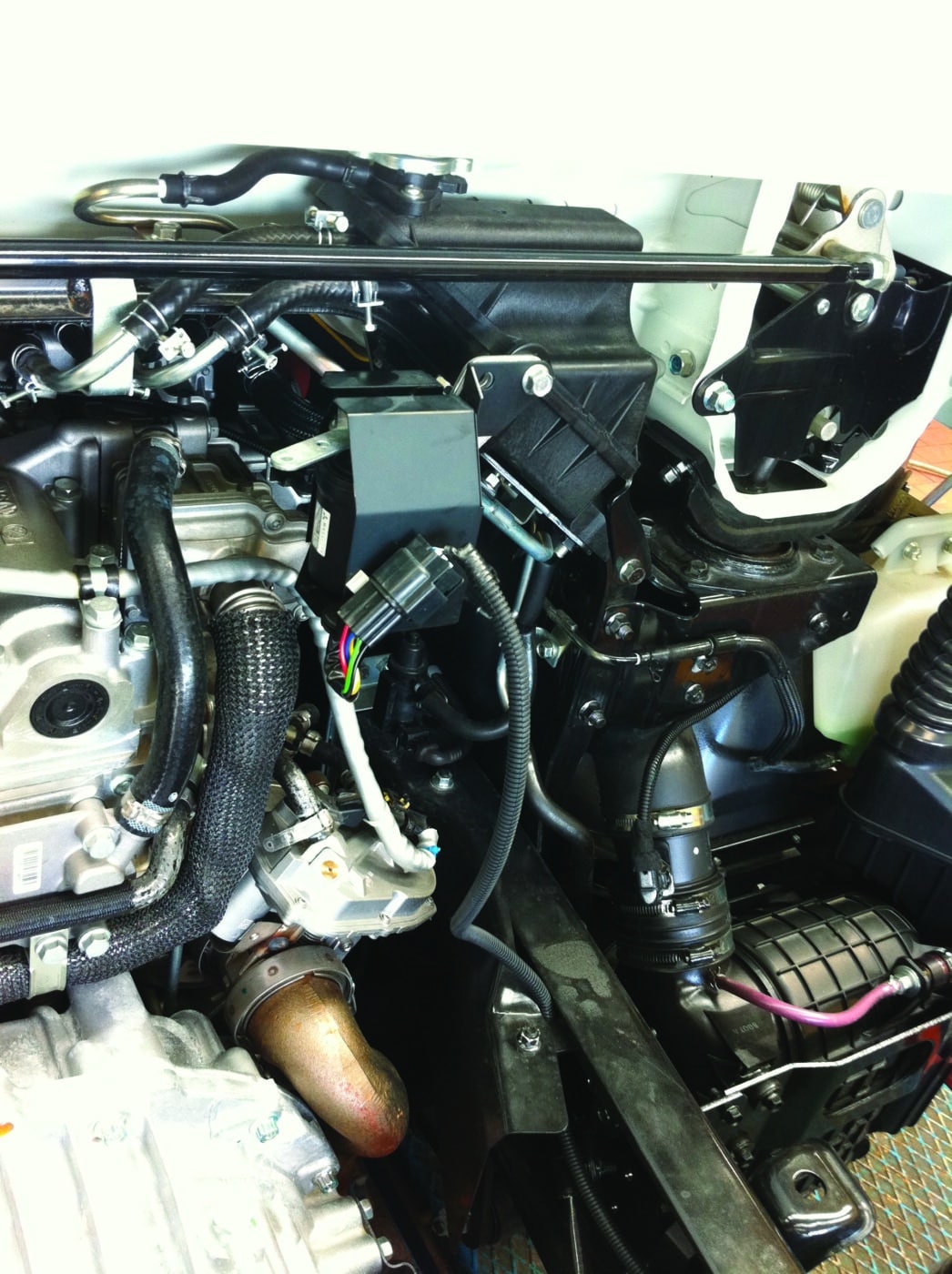 FUSO ručný akcelerátor, ktorý je namontovaný na zadnej strane kabíny vodiča, umožňuje reguláciu otáčok motora a otáčok pomocného pohonu.
