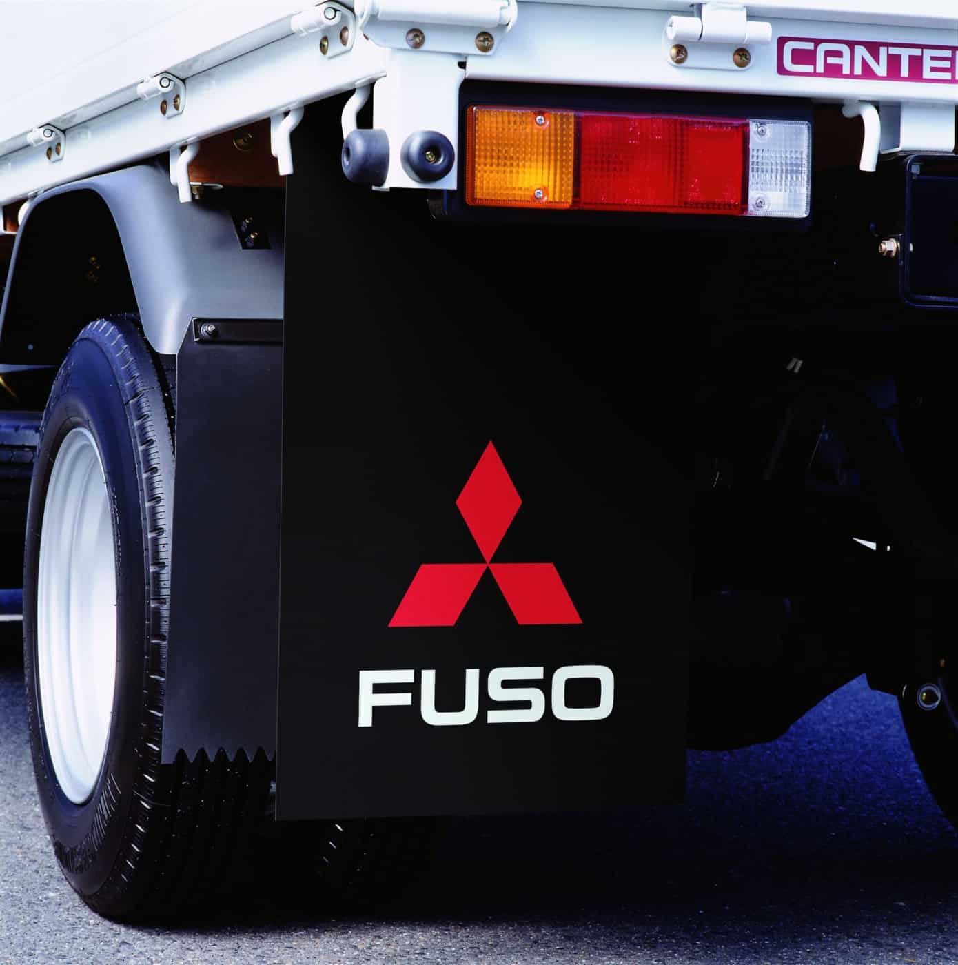 Lapače nečistôt FUSO chránia vozidlo, spolujazdov, iné vozidlá a chodcov pred blatom a nečistotami, ktoré odlietavajú od pneumatík.