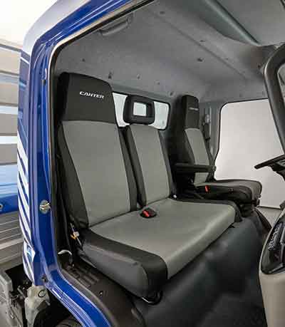 Poťah sedadla FUSO ponúka dokonalú ochranu interiéru pred opotrebovaním a nečistotami. Predlžuje životnosť sedadiel a svojím kvalitným vzhľadom prispieva k udržaniu hodnoty vášho automobilu Canter. Poťah sedadla FUSO „VINYL“ ponúka dokonalú ochranu pred znečistením a je navyše odolný voči oleju a škvrnám. Tento variant poťahu je najvhodnejší, keď pracujete v odvetviach ako stavebníctvo alebo záhradníctvo.
