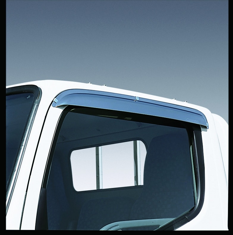 Okenný deflektor FUSO umožňuje jazdu pri otvorenom okne bz prievanu.