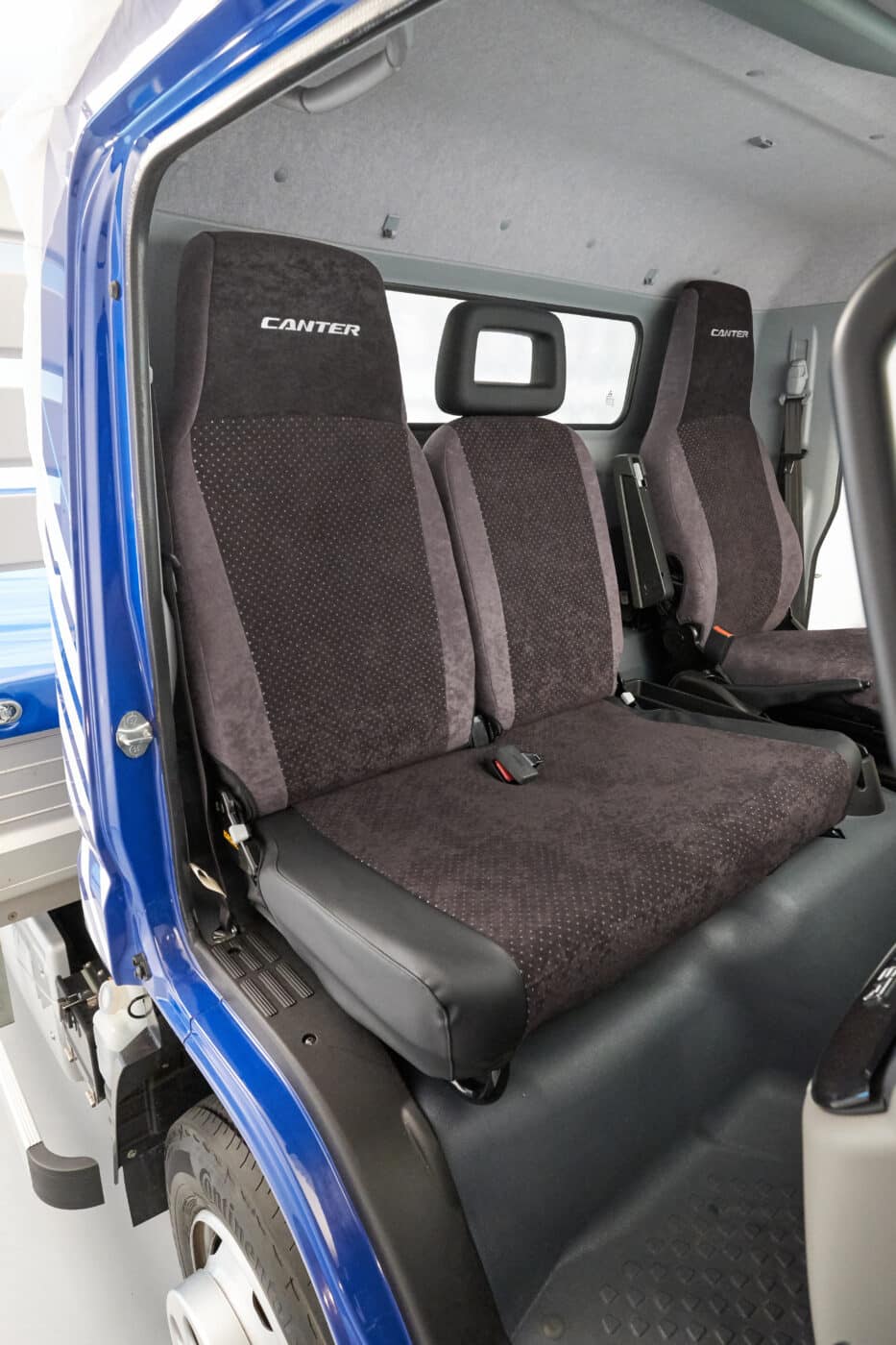 Poťah sedadla FUSO ponúka dokonalú ochranu interiéru pred opotrebovaním a nečistotami. Predlžuje životnosť sedadiel a svojím kvalitným vzhľadom prispieva k udržaniu hodnoty vášho automobilu Canter. S poťahom sedadiel FUSO „ALCANTA“ dodáte svojmu interiéru štýlový nádych. Všetky poťahy sedadiel navyše ponúkajú maximálne pohodlie bez obmedzenia funkčnosti, ako napríklad pri integrovanom stole dvojitého sedadla spolujazdca.
