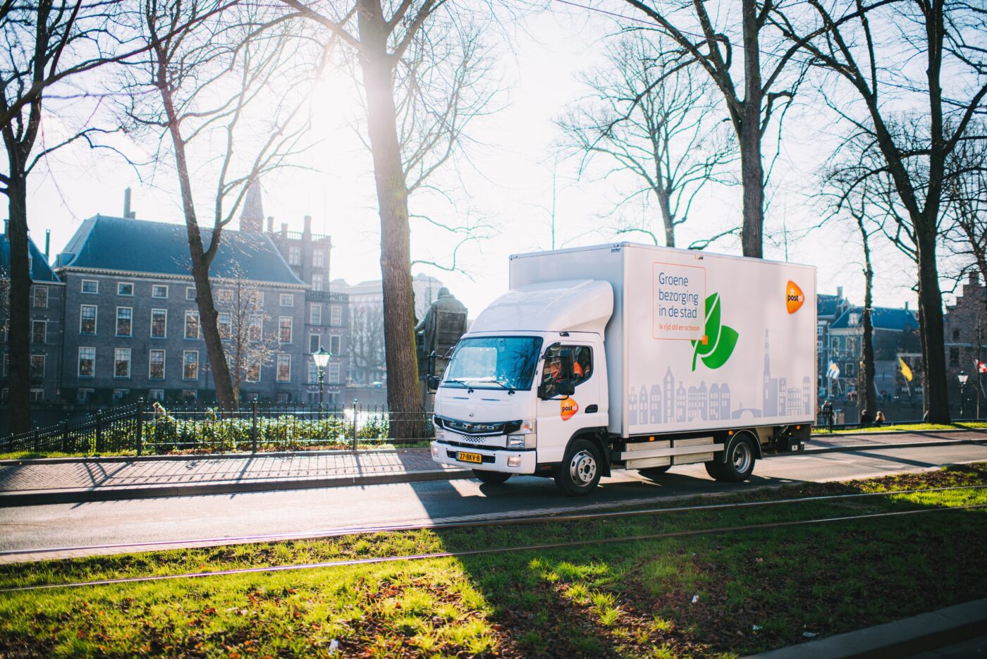 PostNL realizuje so svojím plne elektrickým FUSO eCanter ideálnu verziu rozvozu po meste – bez lokálnych emisií a hluku.