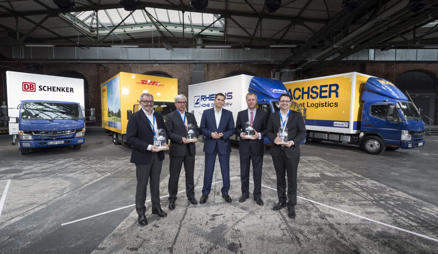 Prvé modely FUSO eCanter s čisto elektrickým pohonom zo sériovej výroby, ktoré sa vydali na európske cesty, už používajú logistickí giganti DHL, DB Schenker, Rhenus a Dachser.
