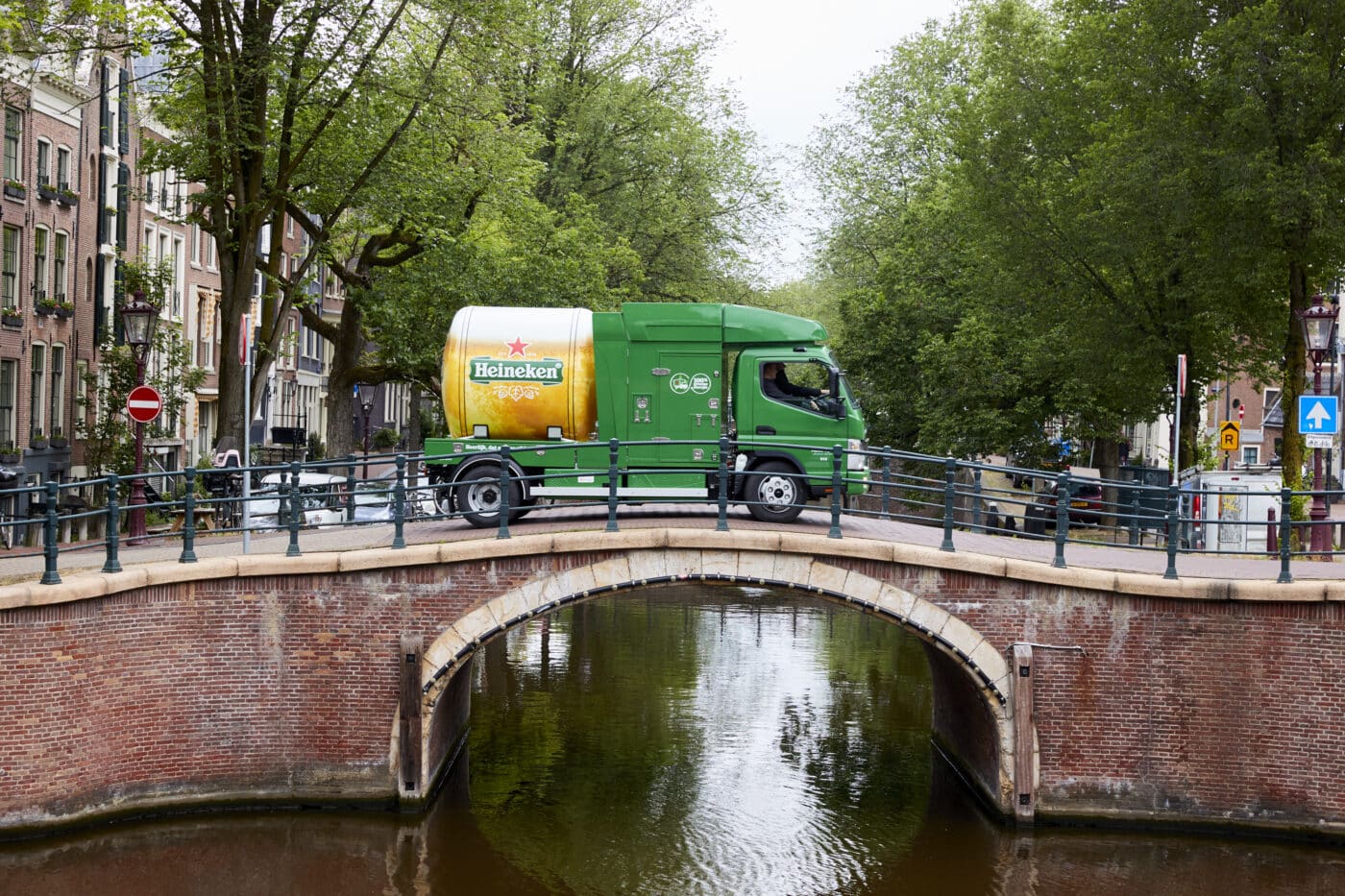 Plne elektrický FUSO eCanter so špeciálnou cisternovou nadstavbou doručuje v Amsterdame pivo Heineken bez emisií a hluku.