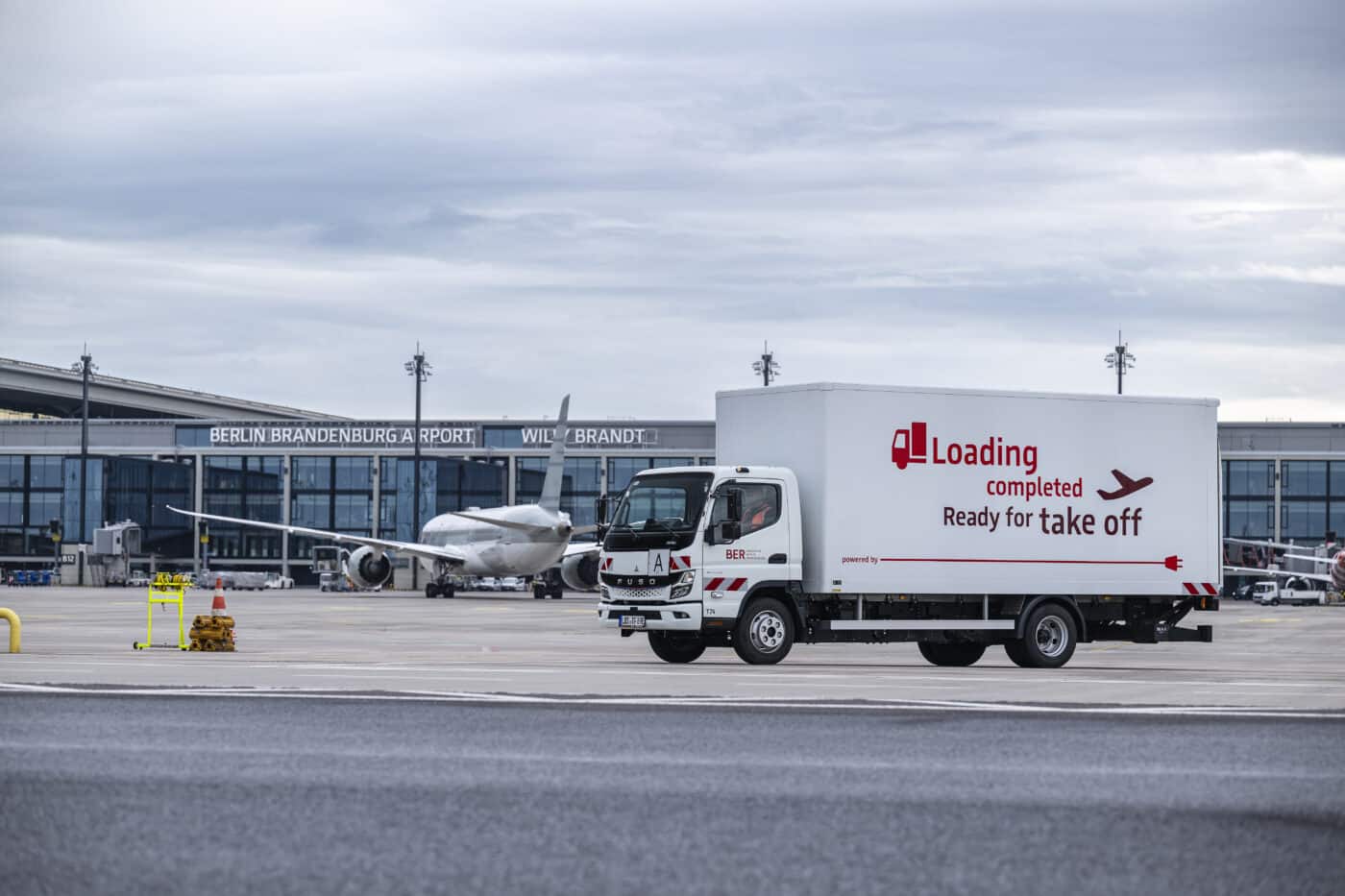 Už jeden a pol roka vsádza spoločnosť Flughafen Berlin Brandenburg GmbH v rámci svojej stratégie udržateľnosti na realizáciu svojej internej logistiky odpadu a likvidácie na elektromobilitu – ako sa ukazuje, je to presne tá správna práca pre FUSO eCanter 7C18e.